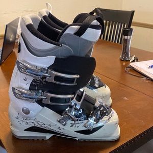 White and black Solomon ski boots. Size 26.5 or women’s 8.5 US.